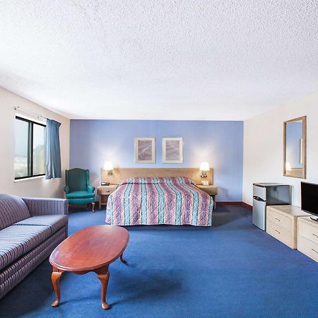 Super 8 By Wyndham Hot Springs Hotel Luaran gambar