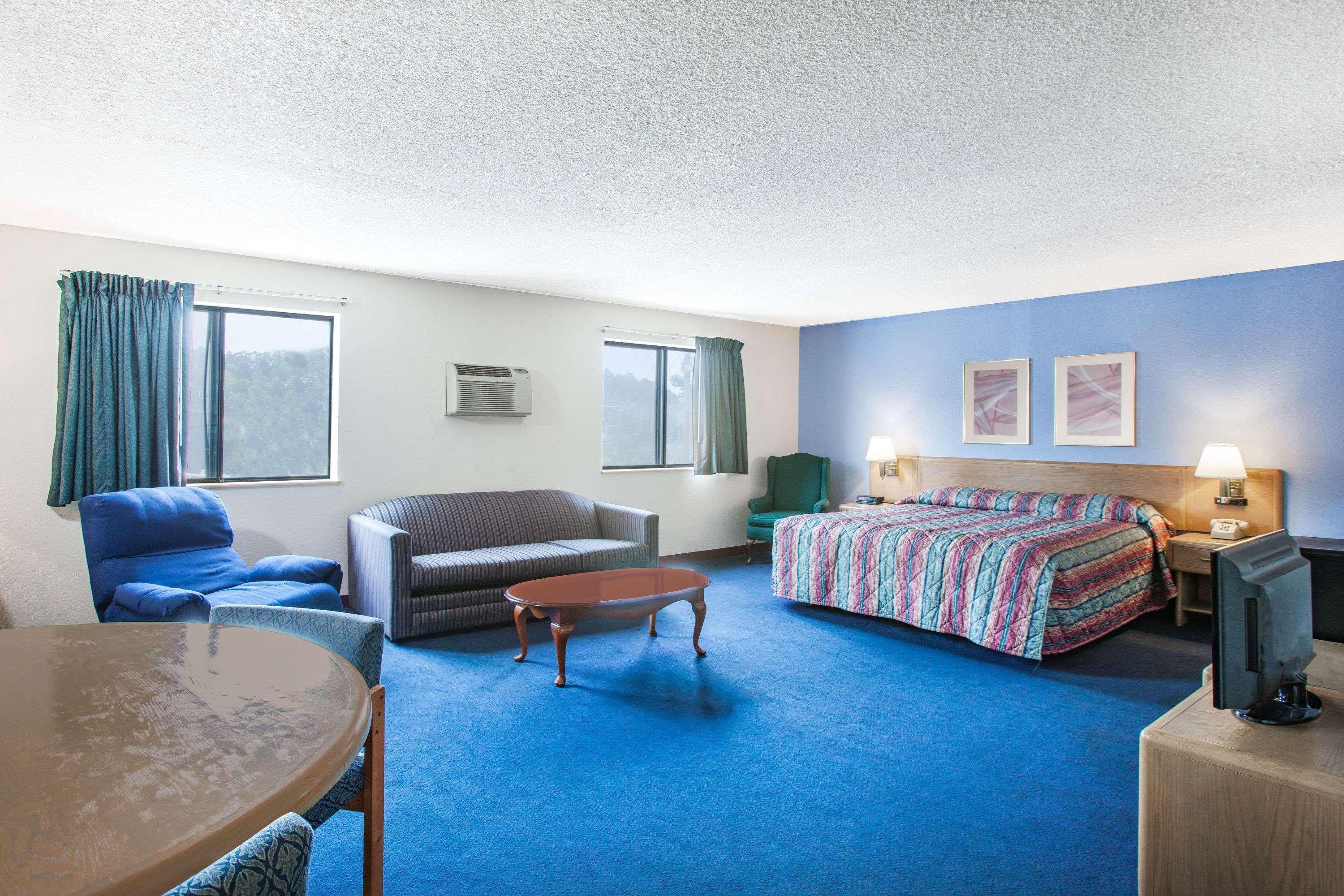 Super 8 By Wyndham Hot Springs Hotel Luaran gambar