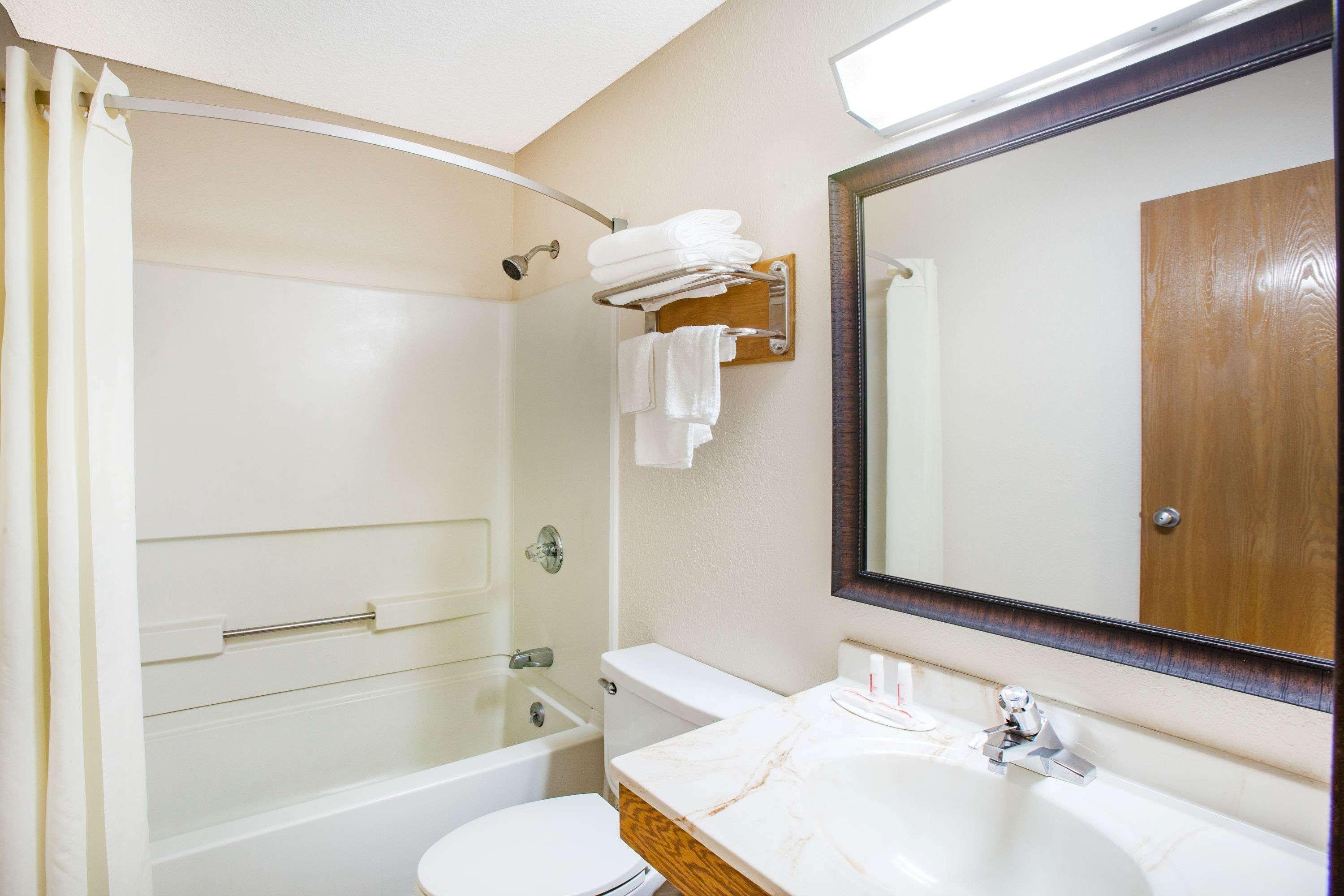 Super 8 By Wyndham Hot Springs Hotel Luaran gambar