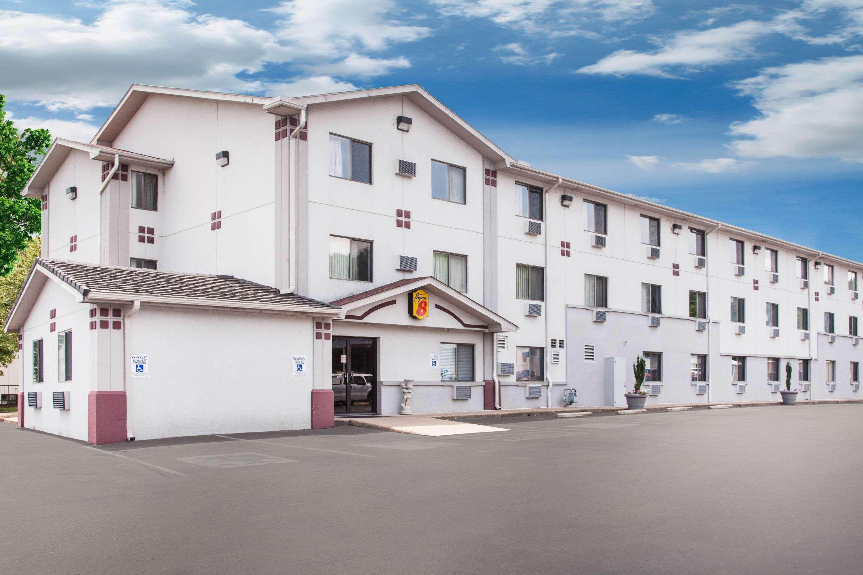 Super 8 By Wyndham Hot Springs Hotel Luaran gambar