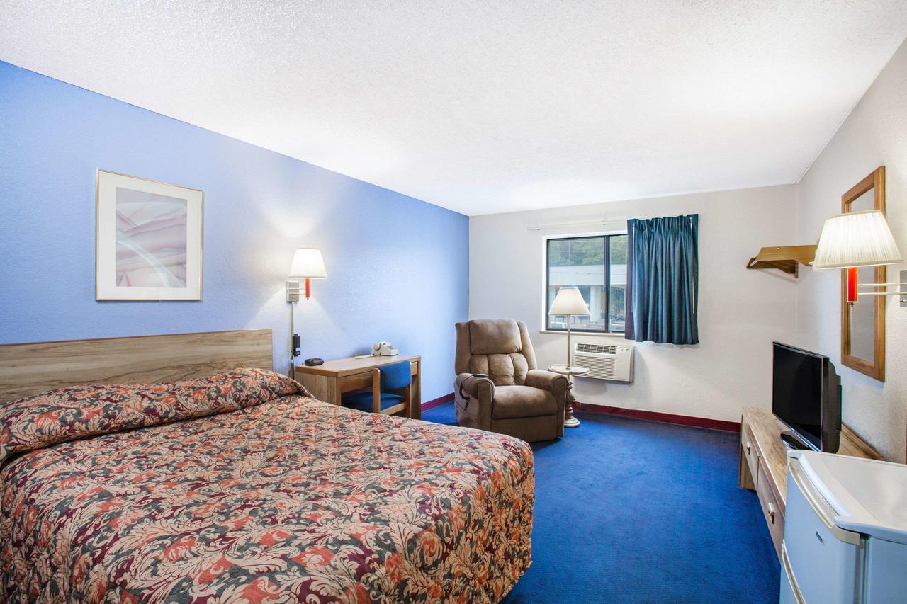 Super 8 By Wyndham Hot Springs Hotel Luaran gambar